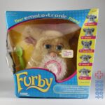 ファービー2 キャラメルシロップ 青目 英語版 箱入未開封 動作未確認 Furby 2005 FURBY2 Caramel Syrup Blue Eyes MIB